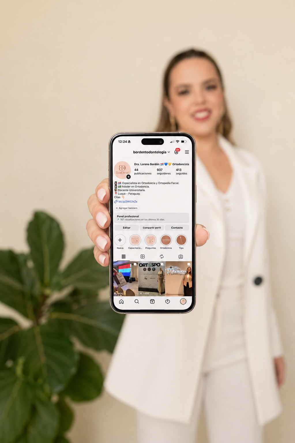 Dra. Lorena Bordón mostrando el perfil de Instagram de BorDent Odontología