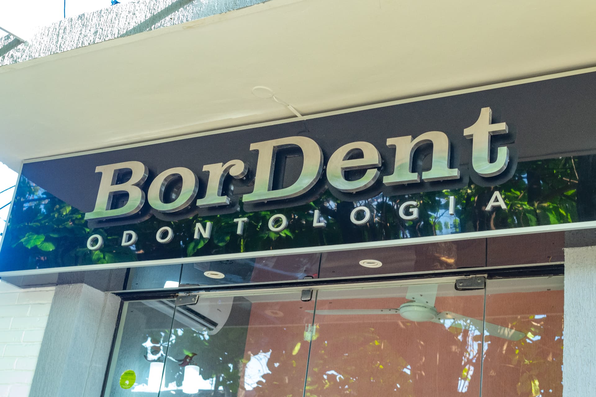 Fachada y cartel de BorDent Odontología en Luque