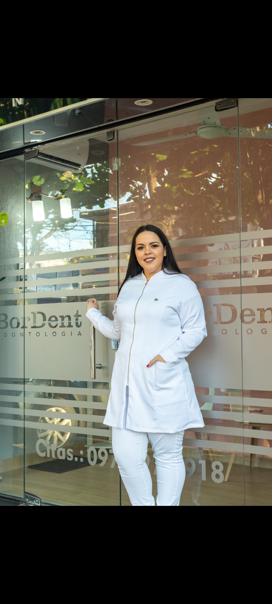 Dra. Lorena Bordón recibiendo en la entrada del consultorio